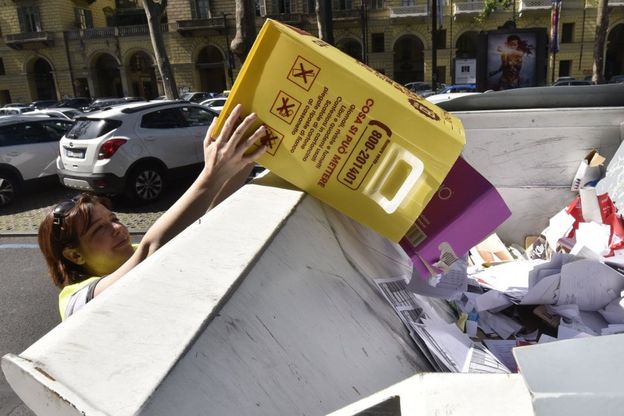 Assessori e consiglieri comunali del Movimento 5 Stelle netturbini per un giorno a Torino