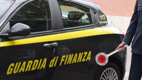 Ispezione della Finanza in due prosciuttifici: 33 lavoratori irregolari 