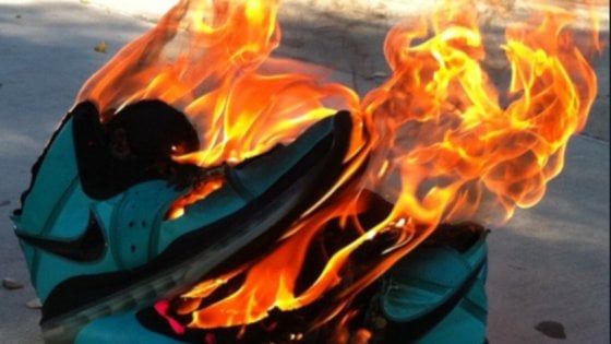 Nfl, l'ira di Trump contro Nike e Kaepernick. E i suoi sostenitori bruciano le scarpe