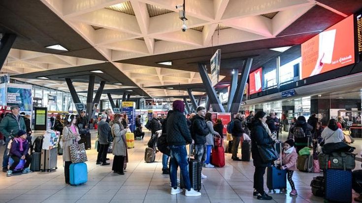 Napoli, stazione Garibaldi top ten in Europa ma nella piazza regnano abbandono e degrado
