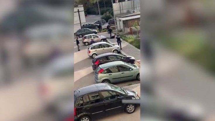 Foggia, poliziotto dà calcio in faccia a 23enne fermato: la Procura apre un'inchiesta sull'agente 
