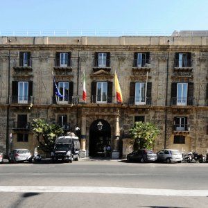 Ecco la Finanziaria dei tagli: nel mirino consiglieri, burocrati e sindacalisti 