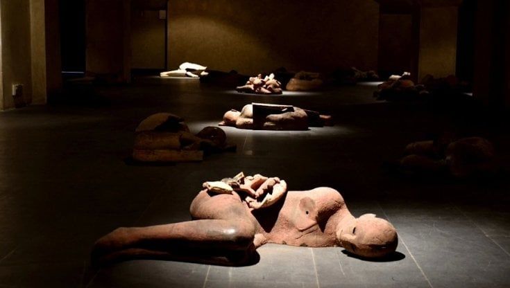 Gli uomini rannicchiati nel buio dello scultore Mimmo Paladino  