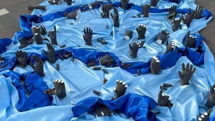 Piazza Armerina, mozzate le mani dei migranti nell’installazione per la Giornata del rifugiato