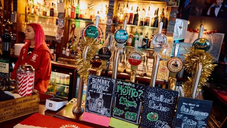 Londra, birre in piedi “vietate” al pub: a difesa della tradizione interviene il premier Burnham