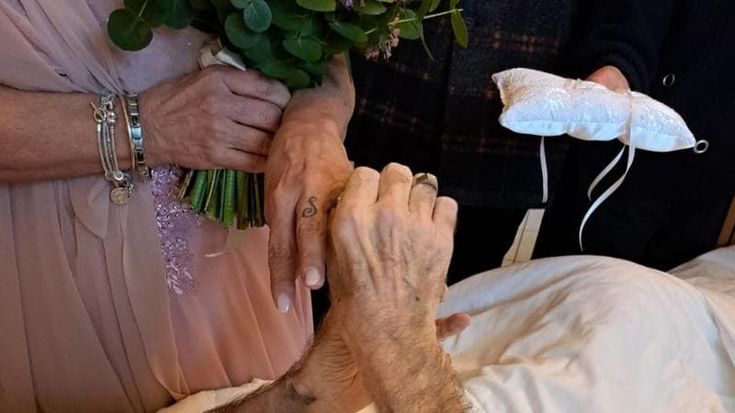 Matrimonio dentro l'hospice di Arezzo, il sì tra Serafino ed Emanuela: "L'amore prima di tutto"