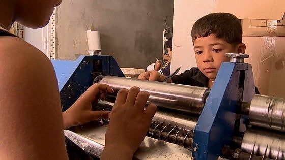I bambini di Aleppo che cuciono le scarpe  in Turchia
