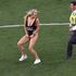 Tottenham-Liverpool, 'gara sospesa': la modella Kinsey Sue invade il campo