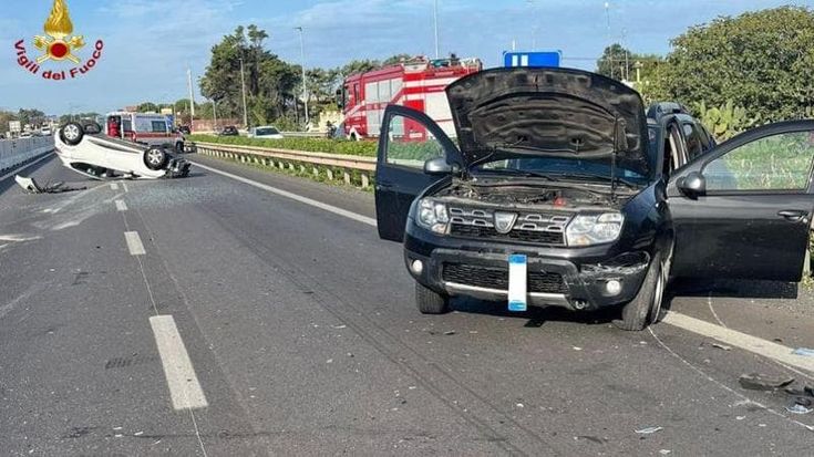 Scontro tra auto sulla tangenziale di Bari, una si ribalta: due feriti. La corsia nord chiusa per due ore, traffico in tilt