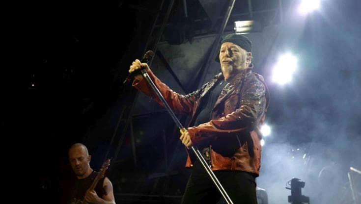 Vasco infiamma il Maradona: “Celebriamo la vita”. Ricorda Pino Daniele e canta “Je so’ pazzo”