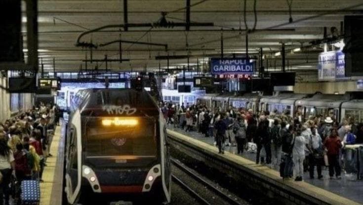 Circum: avaria e incendio, doppio stop sulla Napoli-Sorrento. Viaggiatori bloccati sotto il sole