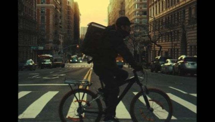 Stati Uniti, la svolta di New York: approvato il salario minimo per i rider