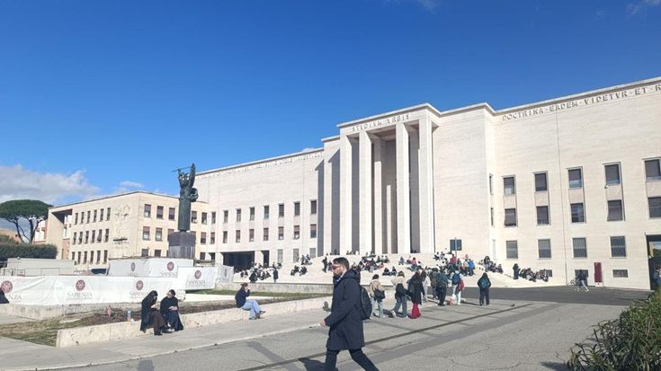 Nell’ateneo senza computer: avvisi a voce, biro e bacheche. “Siamo tornati agli anni ‘80”