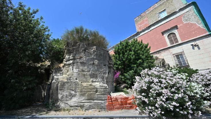 Napoli, precipita da alcuni metri sul Monte Echia: turista ventenne grave