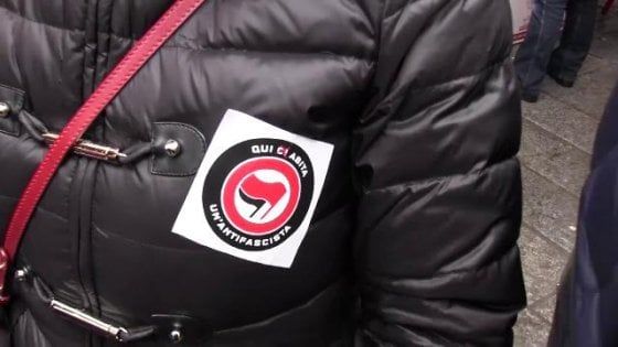 Pavia, adesivi per marchiare le case degli "antifascisti": la Digos ascolta i testimoni