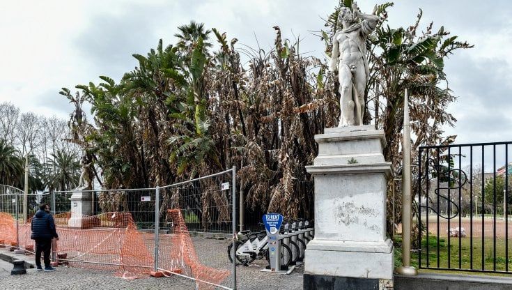 Villa comunale di Napoli, ingresso vietato 2 mesi dopo il rogo: c'è ancora il sequestro