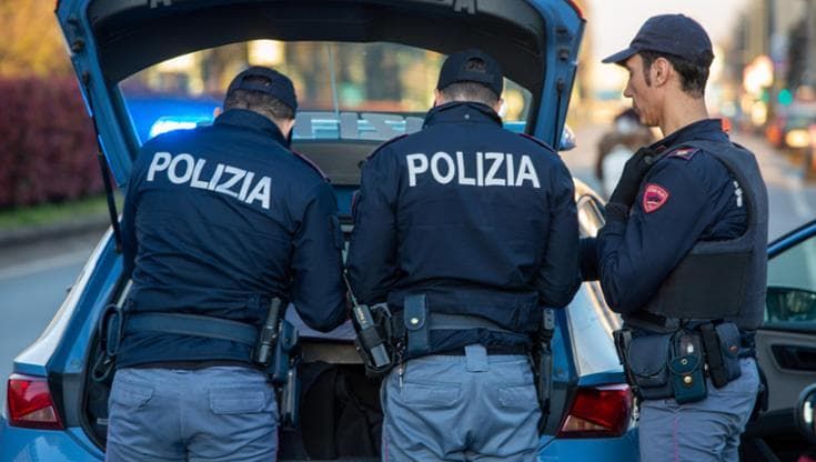 Scappano a un posto di blocco, una volta fermati picchiano due agenti: arrestati per lesioni in due