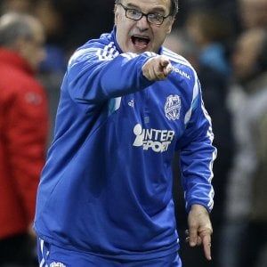 Lazio, Bielsa alza la posta. Si tratta a oltranza, accordo annuale 