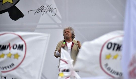 Grillo, il comizio a Roma: "Siamo il piano B della Ue. Abbiamo diritto a uno 'sputo digitale'. Berlusconi parla come Riina"