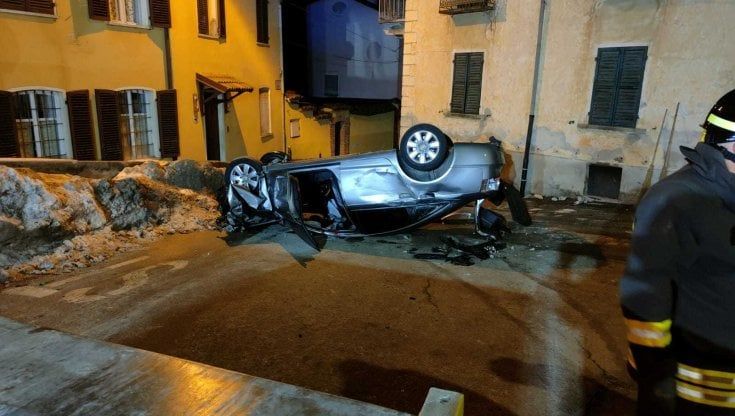 Demonte, in 12 in un'auto, si ribaltano 