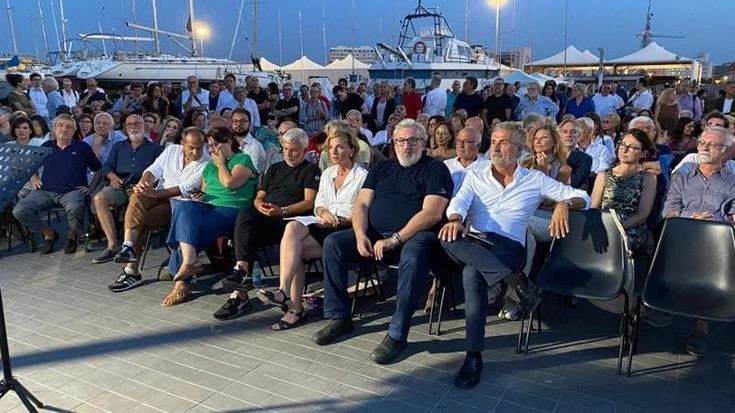 Comunali, M5S detta la sua linea per la futura coalizione. Decaro: “La Regione? C’è tempo”