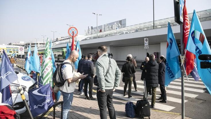 Sciopero trasporti, oggi presidi a Malpensa e Linate: cancellati 78 voli. Domani a rischio i treni