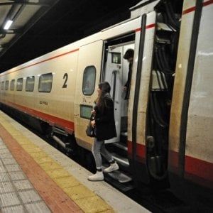 Piacenza, esce dal lato sbagliato e cade dal treno in partenza: gamba amputata