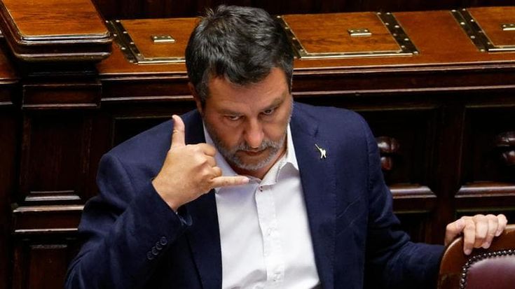 Salvini batte cassa alle banche: “Unicredit e Intesa diano un contributo”. E i titoli vanno giù