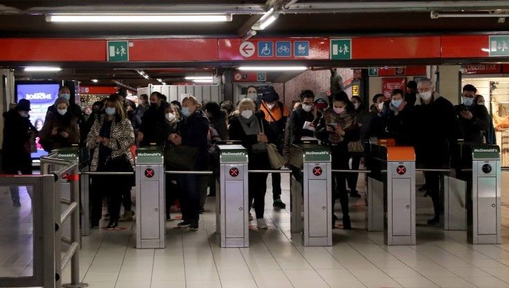 Coronavirus, più pendolari più morti: le auto private responsabili come treni e bus pubblici dei contagi