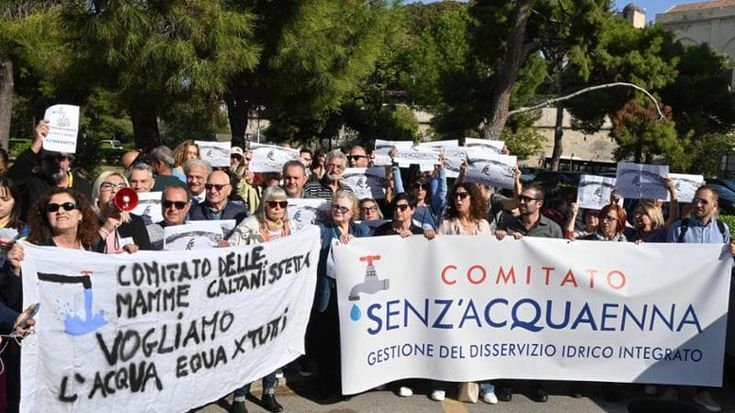 Emergenza idrica, la protesta dei siciliani di fronte alla fontana della Regione: “Non siamo italiani di serie B”