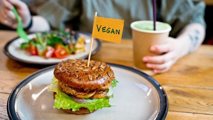 Divieto quasi totale del “meat sounding”: si salva il burger vegano (ma non la bistecca)