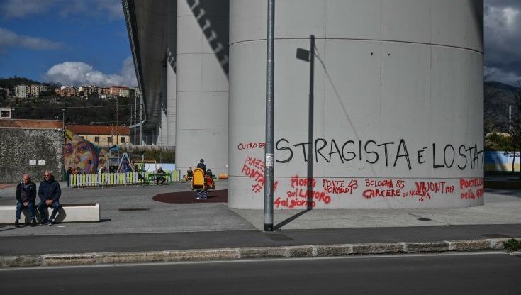 Le scritte sul pilone del Morandi degli anarchici per Cospito: "Da piazza Fontana al ponte di Genova, Stato stragista" 