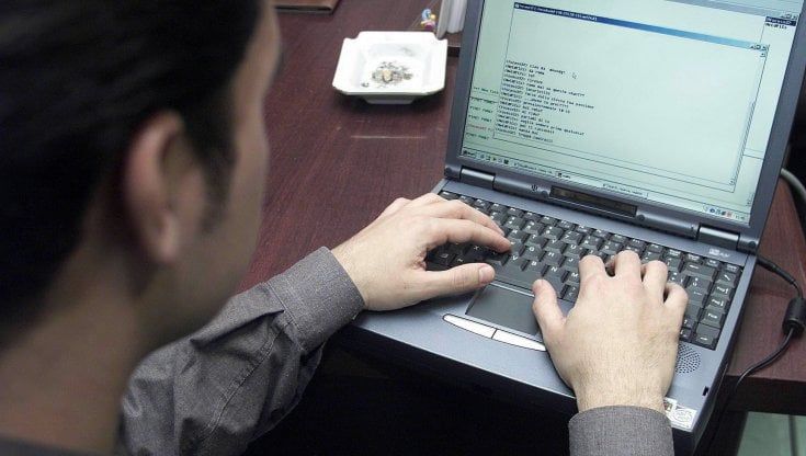 Livorno, scambia video pedopornografici in chat: arrestato un 42enne