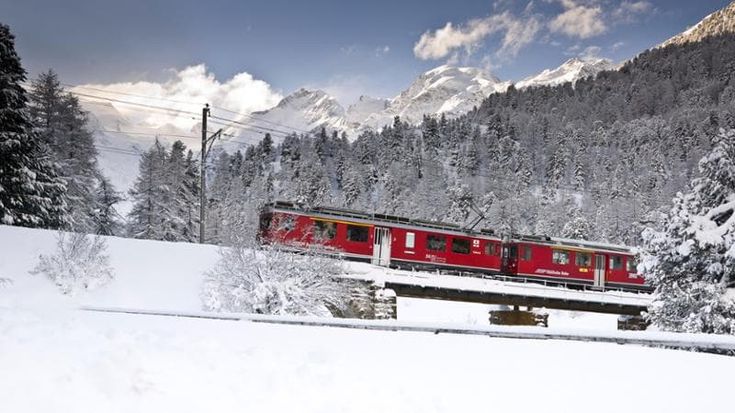 Trenino Rosso del Bernina, addio a sei storiche locomotive salite per trent’anni tra i ghiacciai svizzeri: “Hanno barriere architettoniche”