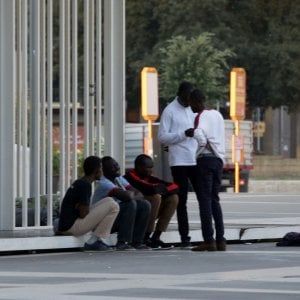 Profughi, fermati in 100 nella zona della stazione e trasferiti fuori dalla Lombardia