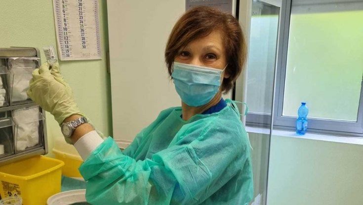 La stakanovista del vaccino Maria Grazia Spagnolo: "Con il mio staff di infermieri al lavoro 12 ore al giorno: stiamo vincendo"