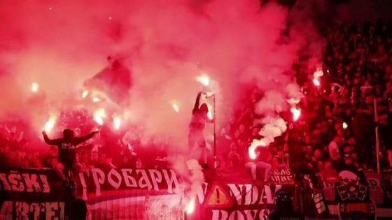 Serbia, niente mascherine o distanziamento: il derby di Belgrado sembra un amarcord
