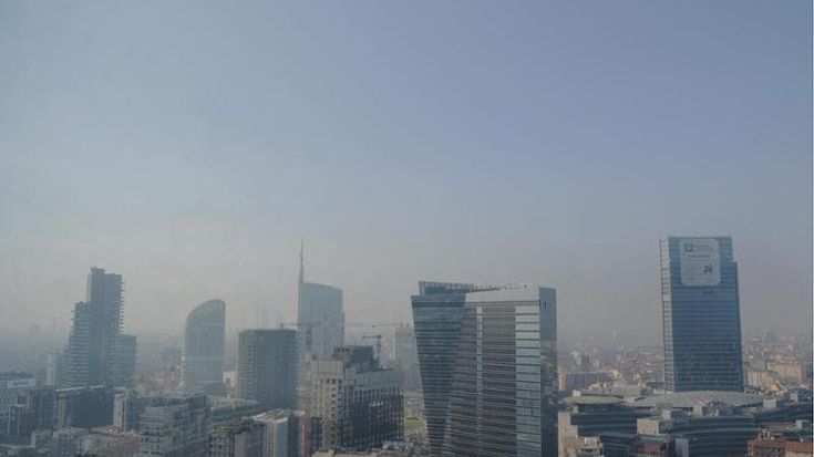 Qualità dell'aria, a Milano 64 giorni oltre la soglia di Pm10. Lombardia promossa con riserva