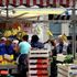 Frutta e verdura spingono l'inflazione, il carrello della spesa rincara del 2,1%