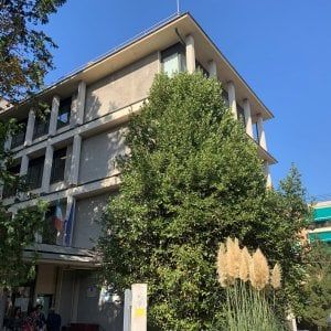 Cade finestra in classe, feriti lievemente quattro studenti