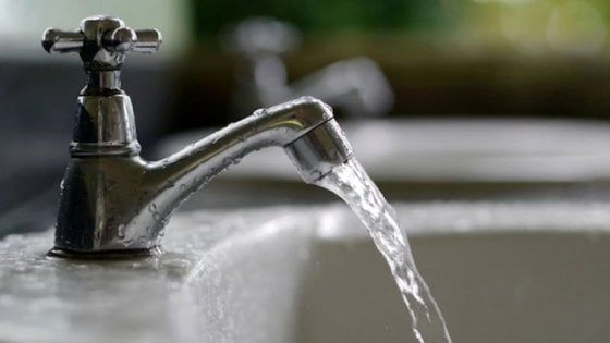 A Napoli aumenta l'acqua. Ma ci saranno tariffe sociali e forniture gratis per 35 mila famiglie disagiate