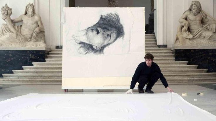 Lo street artist argentino Bosoletti disegna Parthenope: l’installazione “partecipata” al Mann