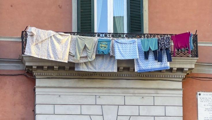 Napoli, piazza del Gesù con i panni stesi e le bancarelle di frutta: trasformata per il set del film "The Equalizer III"