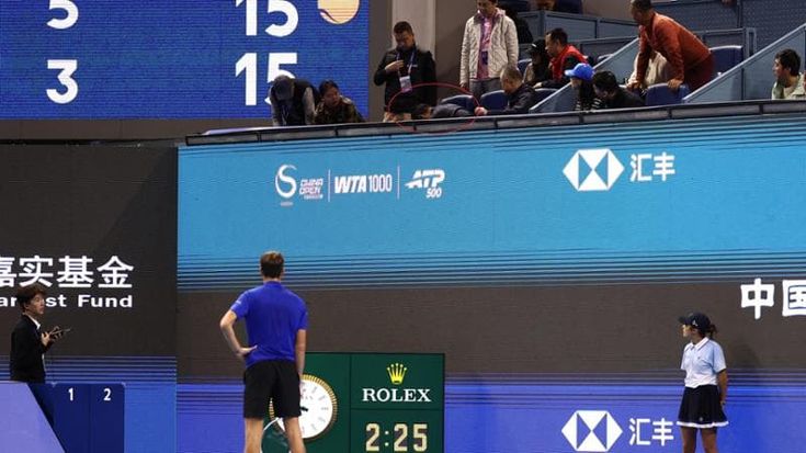 Medvedev colpisce con una pallata uno spettatore: squalificato. Djokovic in finale a Pechino