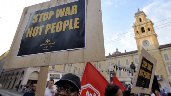 Migranti, marcia a piedi nudi per la solidarietà