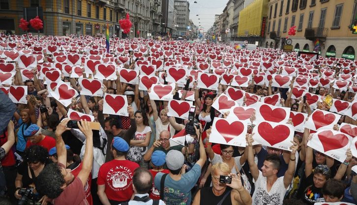 Milano Pride, in migliaia in corteo attraversano la citt&agrave;