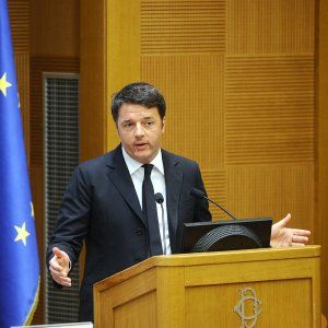 Roma, Renzi: "Primarie a marzo. Prossimo sindaco meglio del precedente". Marino: "Se il governo non lo ostacola..."