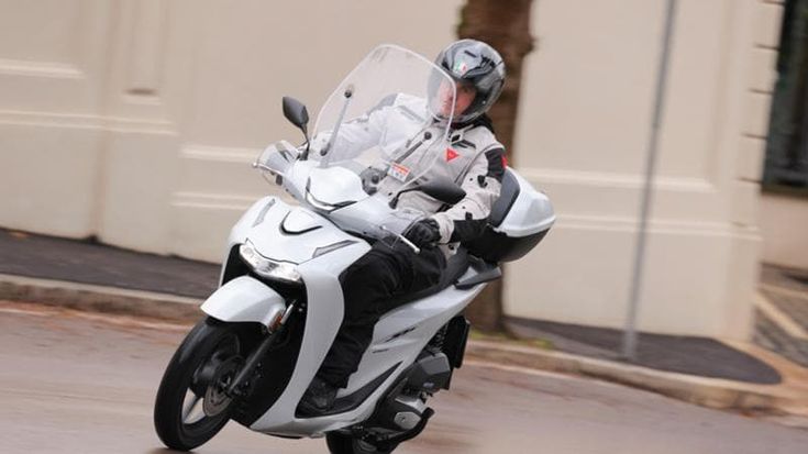 Honda SH, il re degli scooter da 25 anni si rinnova per restare sul trono. La prova