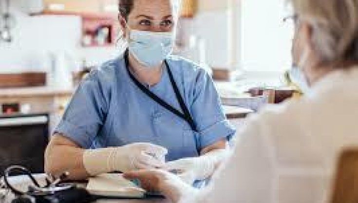 Vaccini anti Covid-19, le proteste dei medici: "Molti di noi ancora esclusi"