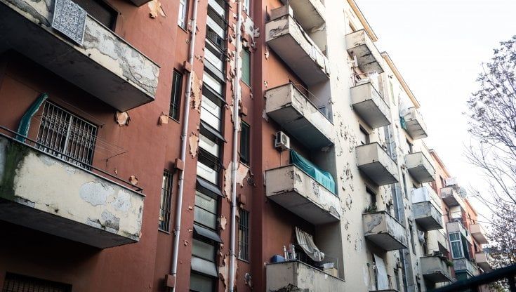 Milano, sulla frontiera tra le due città: a San Siro il muro invisibile di piazzale Segesta tra il disagio delle case popolari e il lusso